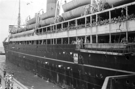 Het schip meert aan met hulp van sleepboten, Bestanddeelnr 92-6-6