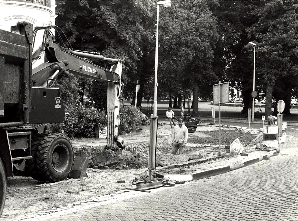 Het opknappen van het Kenaupark en Kinderhuissingel. Geschonken in 1986 door United Photos de Boer bv