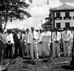 Het planten van een boom aan de Waterkant in Paramaribo, Bestanddeelnr 252-6094