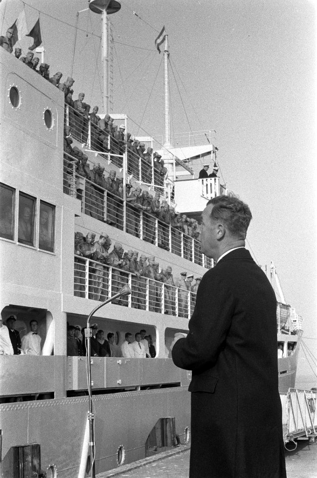 Het schip Groote Beer vertrekt met troepen vanuit Hoek van Holland naar Nieuw Gu, Bestanddeelnr 911-6360