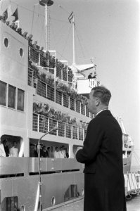 Het schip Groote Beer vertrekt met troepen vanuit Hoek van Holland naar Nieuw Gu, Bestanddeelnr 911-6360
