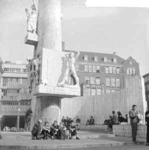 Het plein rond het Nationaal Monument in de middagpauze, Bestanddeelnr 914-3891