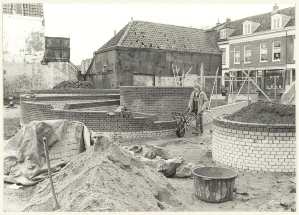 Het pleintje aan de Palmstraat in aanbouw met in het midden de wenteltrap waarop het beeldje van Tante Jans een plaats zal krijgen. NL-HlmNHA 54013211