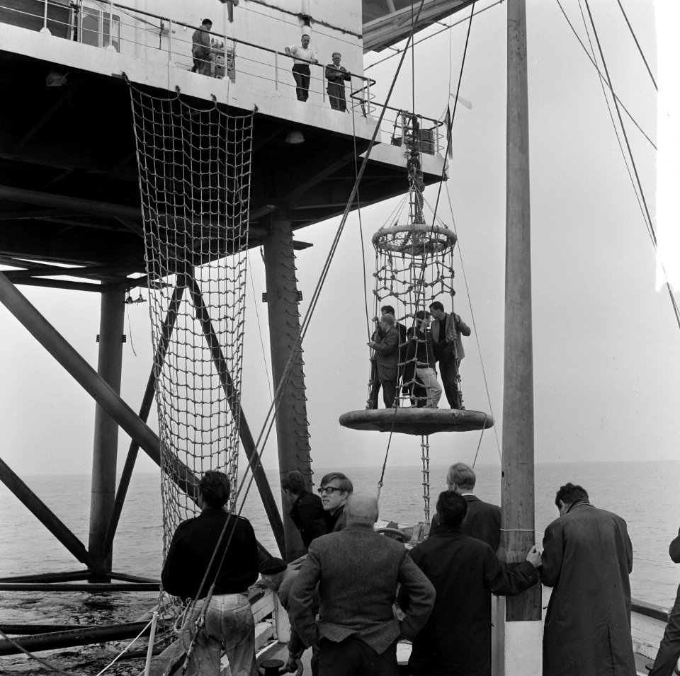Het REM-eiland, zo gaat men aan boord van het eiland, overstappen in crew-basket, Bestanddeelnr 916-7281