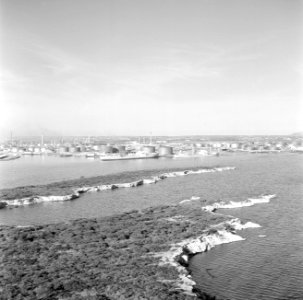 Het Schottegat met de Isla-raffinaderij bij Willemstad, Bestanddeelnr 252-2769