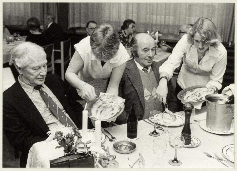 Het restaurant van de Horeca-opleiding van Algemene Technische School (A.T.S.) aan de Verspronckweg. NL-HlmNHA 54011471