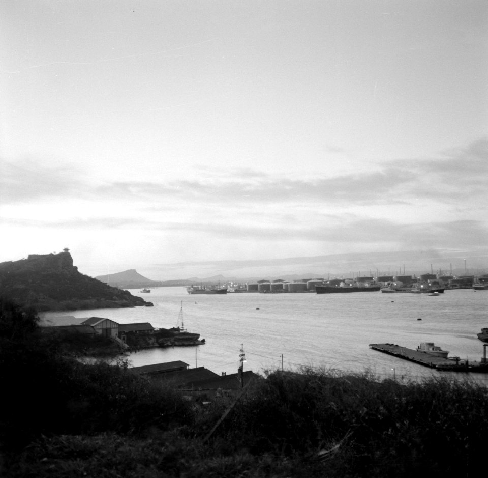 Het Schottegat op Curaçao met de Isla-raffinaderij, Bestanddeelnr 252-3322