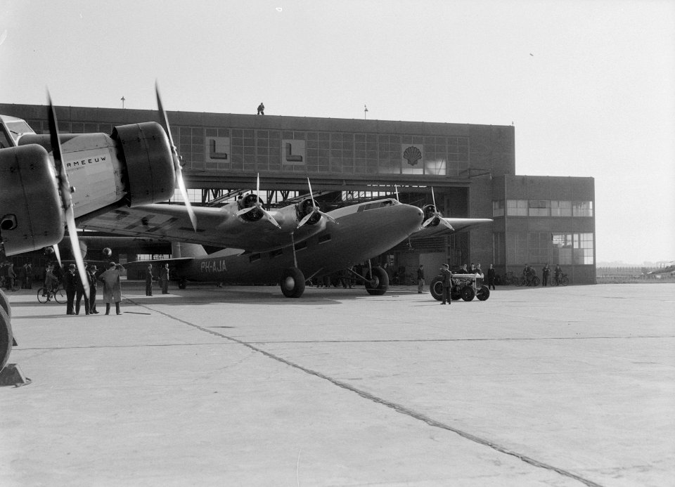 Het platform van Schiphol met twee vliegtuigen. Op de voorgrond de Fokker F.XX 2, Bestanddeelnr 190-0091