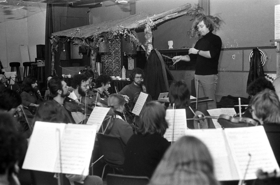 Het orkest tijdens de repetitie, rechts de dirigent, Bestanddeelnr 926-9303