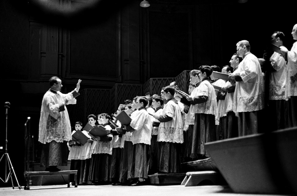Het Sixtijnse koor uit Rome tijdens het Concert in Concertgebouw te Amsterdam, Bestanddeelnr 915-0616