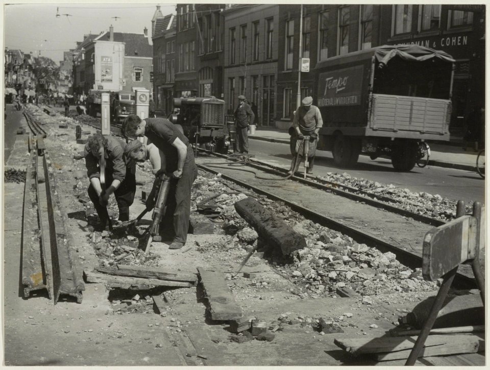 Het opruimen van de tramrails van de Haarlemse stadslijn op het Houtplein, ziende naar het noorden. Op de achtergrond de Grote Houtstraat. NL-HlmNHA 54010617
