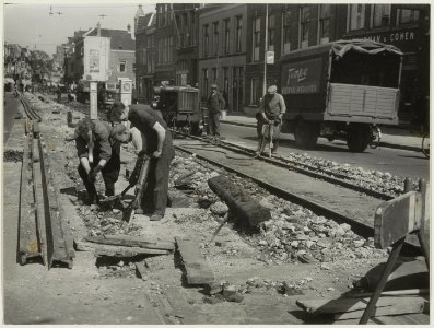 Het opruimen van de tramrails van de Haarlemse stadslijn op het Houtplein, ziende naar het noorden. Op de achtergrond de Grote Houtstraat. NL-HlmNHA 54010617