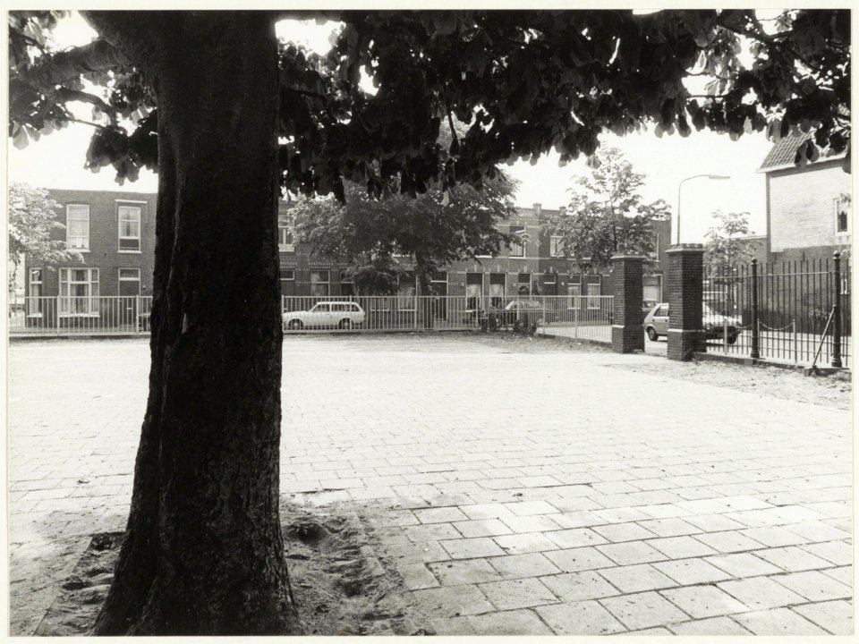 Het schoolplein van de Prinsenschool, Soendastraat 41, NL-HlmNHA 54016715