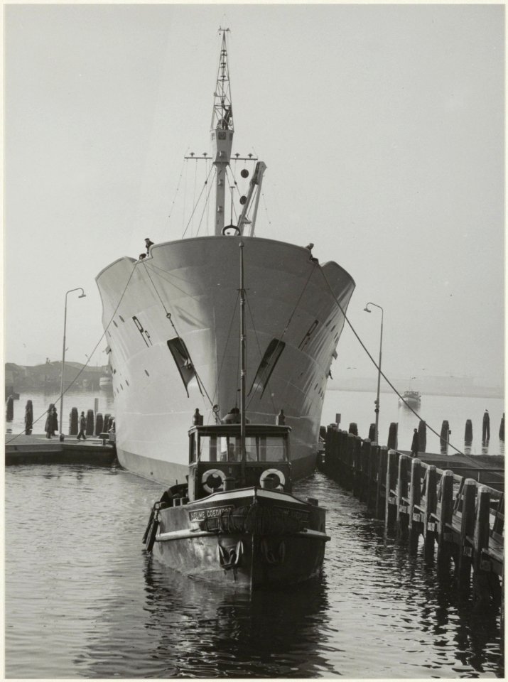Het schutten vanhet motorschip 'Pp' in de Grote Sluis in Spaarndam. NL-HlmNHA 54005562