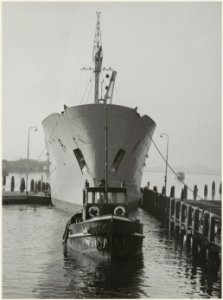 Het schutten vanhet motorschip 'Pp' in de Grote Sluis in Spaarndam. NL-HlmNHA 54005562
