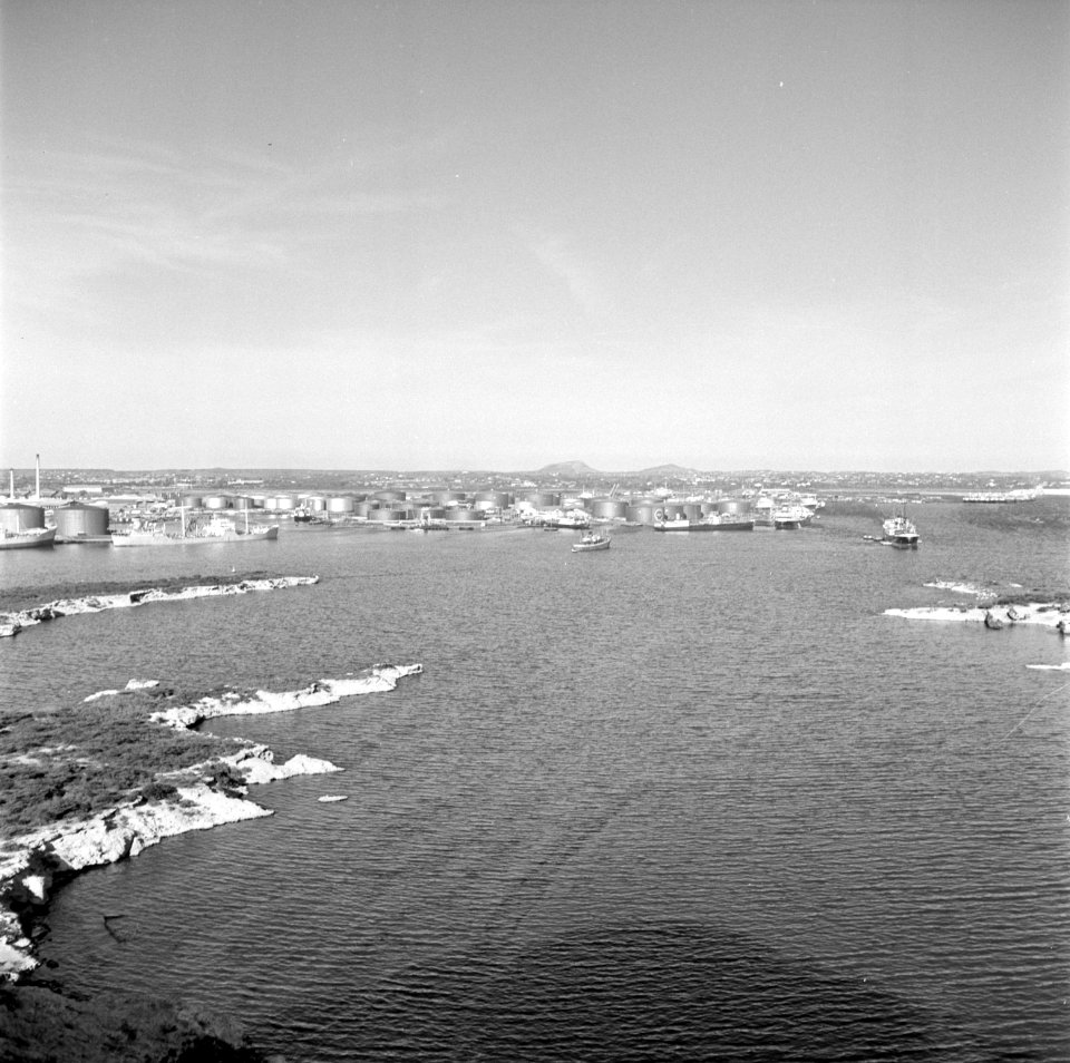Het Schottegat met de Isla-raffinaderij bij Willemstad, Bestanddeelnr 252-2770
