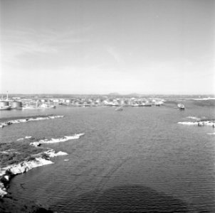 Het Schottegat met de Isla-raffinaderij bij Willemstad, Bestanddeelnr 252-2770