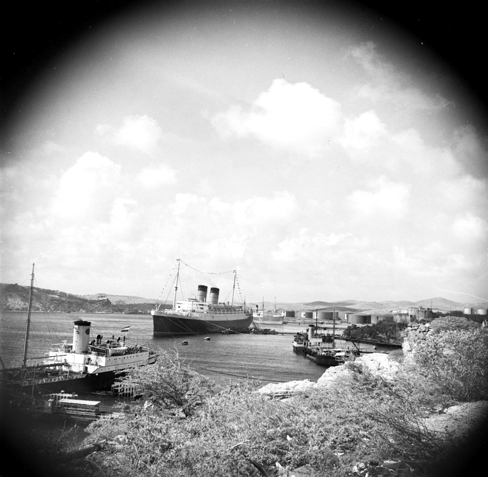 Het schip de Mauretania in de Caracasbaai op Curaçao, Bestanddeelnr 252-7327
