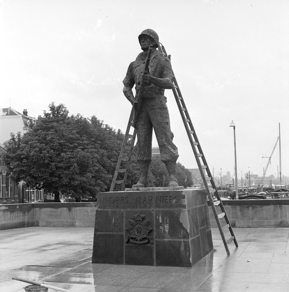 Het mariniersmonument te Rotterdam, een schepping van beeldhouwer Titus Leeser, , Bestanddeelnr 915-3245