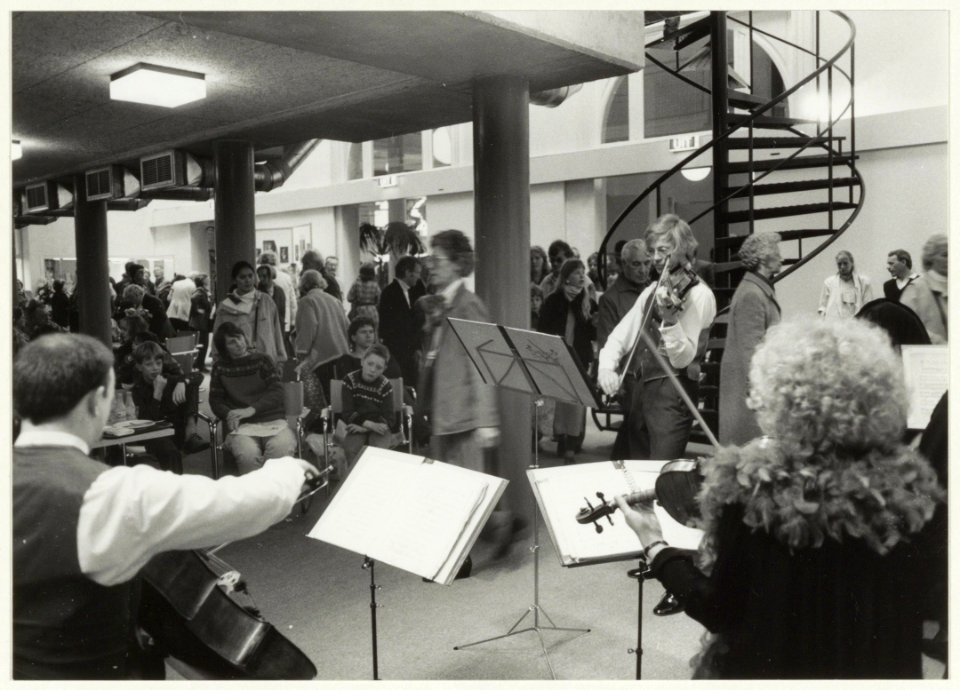 Het Salonorkest Violette in de foyer van het Concertgebouw t.g.v. de heropening. NL-HlmNHA 54015499