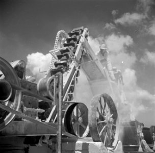 Het malen van steenslag op Bonaire, Bestanddeelnr 252-8345