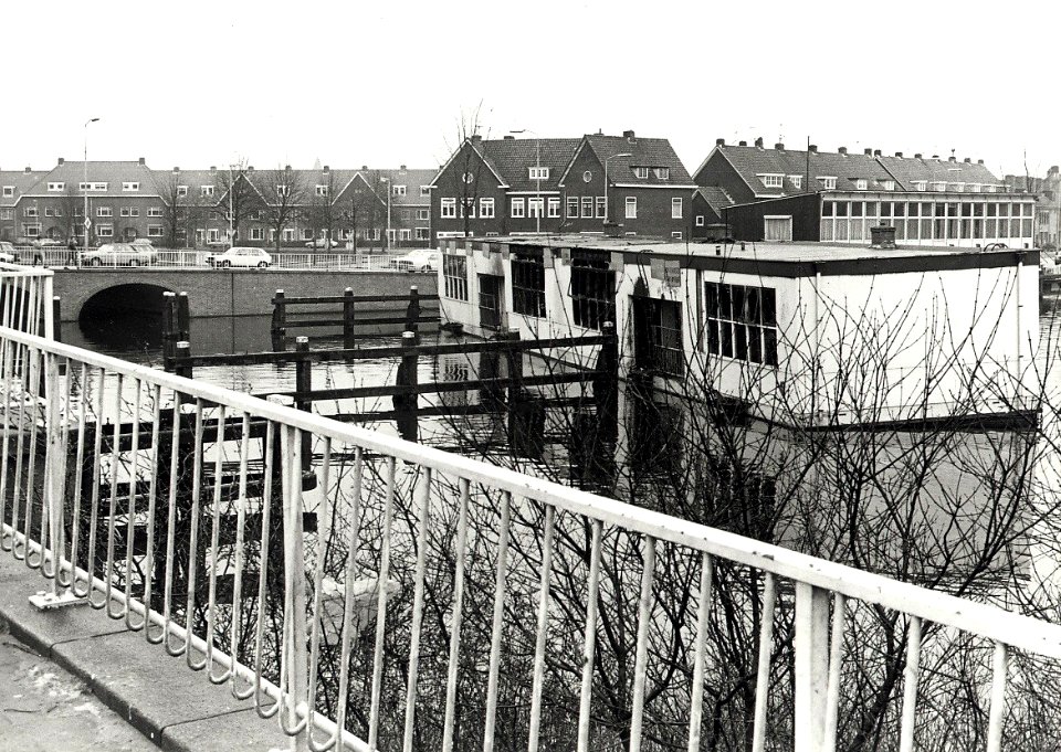 Het oude uitgebrande wijkcentrum (oude schoolboot), blokkeerde het scheepvaartverkeer op het Spaarne bij de Prinsenbrug uit protest tegen de gemeente Haarlem, hebben de bewoners van de Harmenjanswijk 