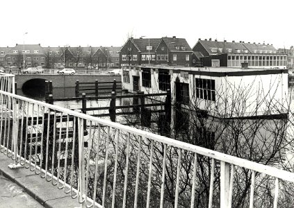 Het oude uitgebrande wijkcentrum (oude schoolboot), blokkeerde het scheepvaartverkeer op het Spaarne bij de Prinsenbrug uit protest tegen de gemeente Haarlem, hebben de bewoners van de Harmenjanswijk 