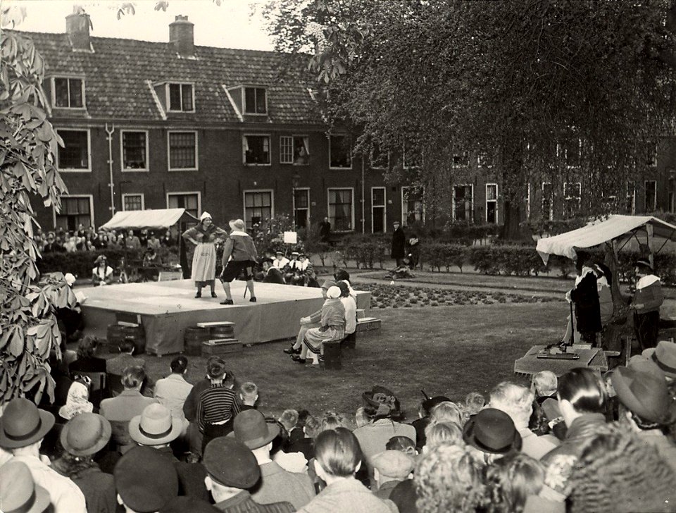Het Proveniershuis aan de Grote Houtstraat 144, op de binnenplaats werd hedenmiddag (5 mei 1949), een opvoering gegeven van Molière's ' Dokter tegen wil en dank'. Aangekocht in 1977 van foto, NL-HlmNHA 54011129