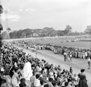 Het publiek bij de ontvangst van het koninklijk gezelschap in het stadion van Pa, Bestanddeelnr 252-4744