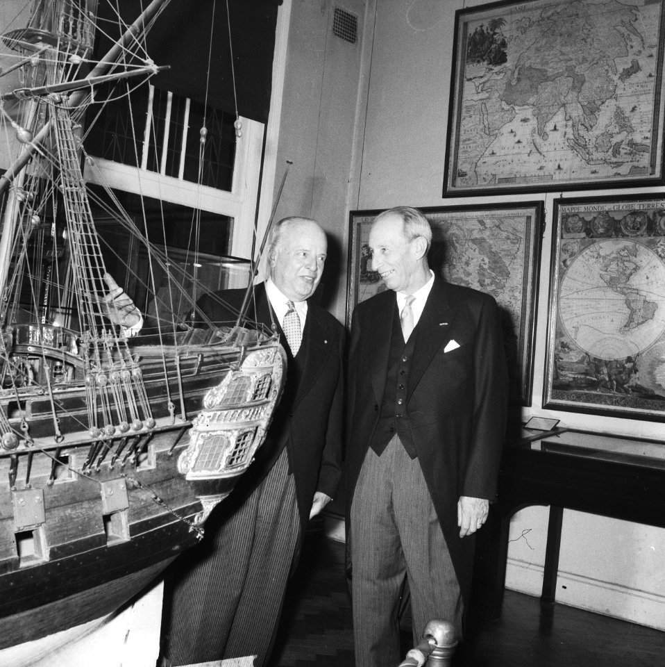 Het Scheepvaartmuseum bestaat 40 jaar, links Dr E Crone en de heer GA Cox (d, Bestanddeelnr 914-4699