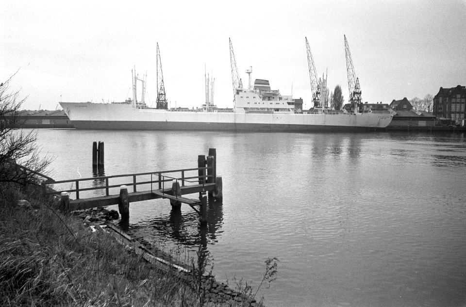 Het schip, afgemeerd aan de kade, Bestanddeelnr 926-9380