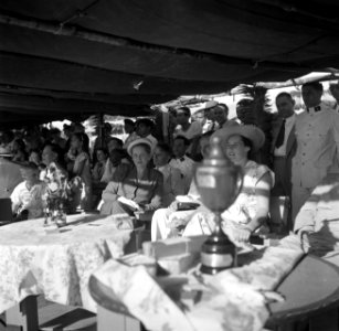 Het publiek bij de voetbalwedstrijd in Paramaribo Op de voorgrond de wisselbeke, Bestanddeelnr 252-6920