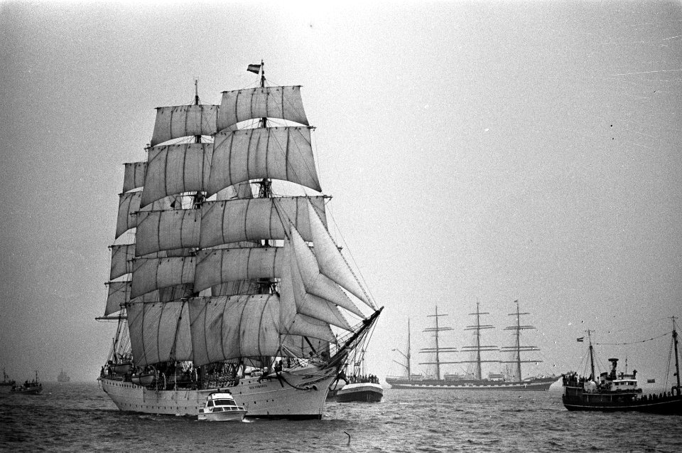 Het schip op de voorgrond is de Roemeense 3 mast bark Mircea Het schip op de ac, Bestanddeelnr 928-1111