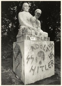 Het oorlogs- en verzetsmonument aan de Rijksstraatweg bij de Jan Gijzenbrug met verf besmeurd. NL-HlmNHA 54011394