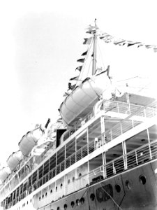Het schip gepavoiseerd gezien vanaf de kade, Bestanddeelnr 189-0612