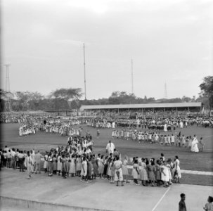 Het publiek bij de ontvangst van het koninklijk gezelschap in het stadion van Pa, Bestanddeelnr 252-4745