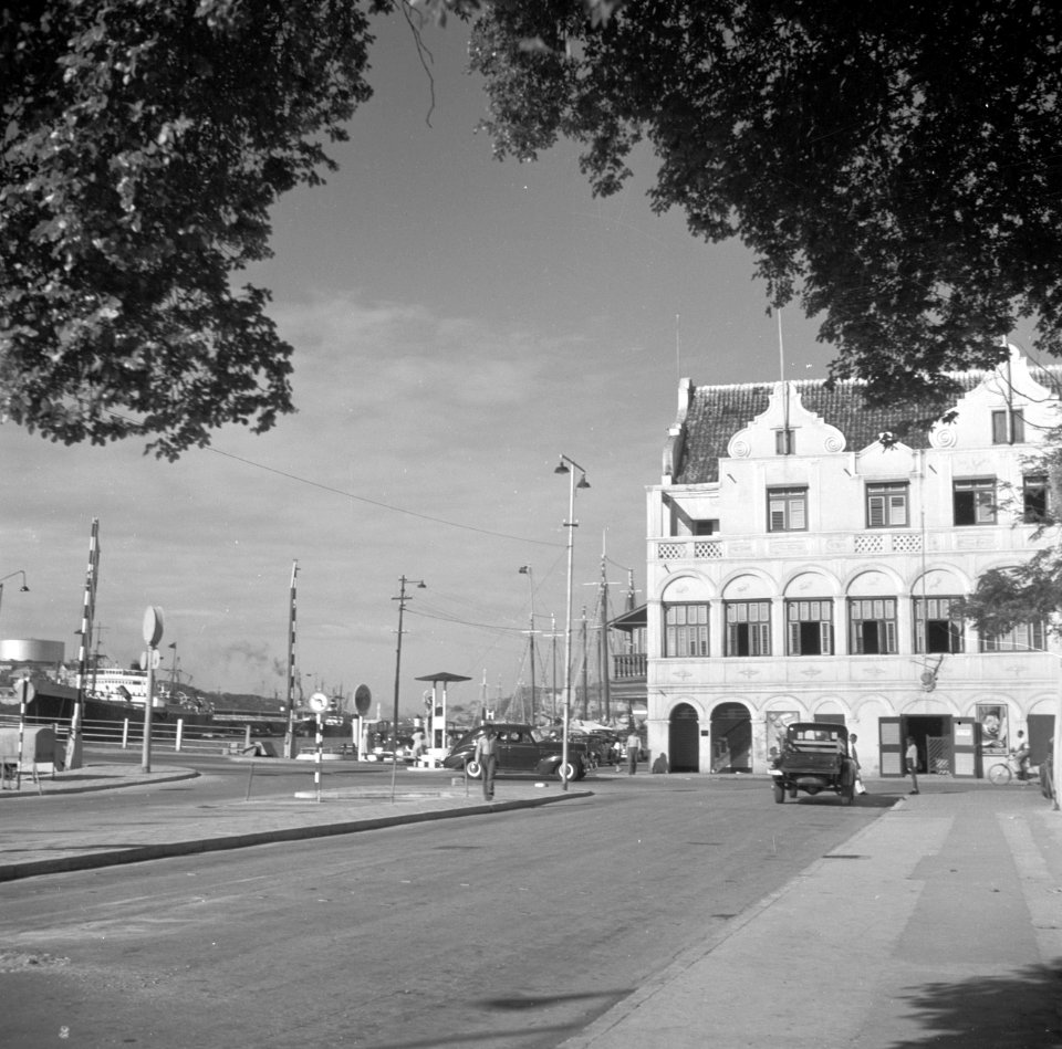 Het Penha-gebouw op Heerenstraat 1 in Willemstad op Curaçao, Bestanddeelnr 252-7158