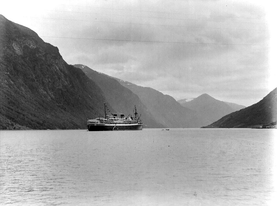 Het schip voor anker in de Fjaerlandfjord, Bestanddeelnr 189-0550