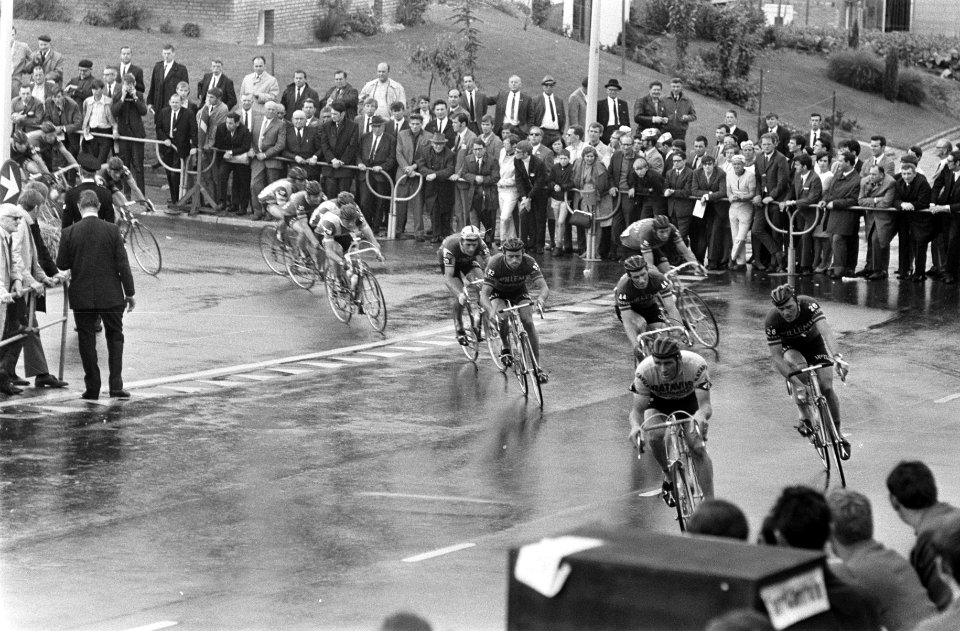 Het peloton in de bocht, Bestanddeelnr 922-5552