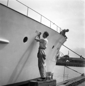 Het m.s. Piet Hein wordt klaargemaakt voor proefvaart. Schilderen van de naam , Bestanddeelnr 901-8607