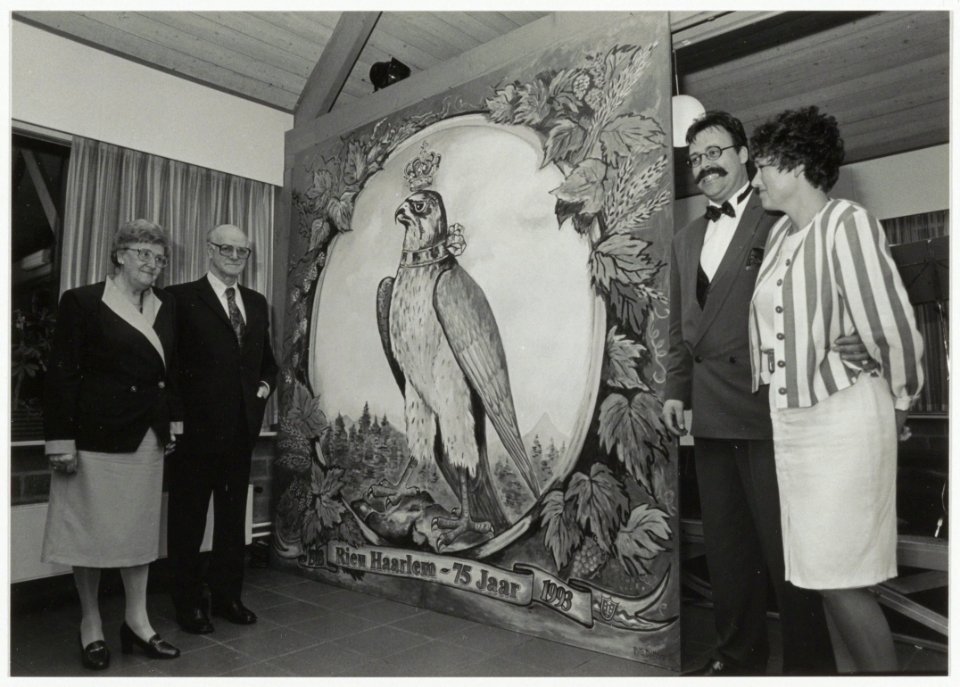 Het personeel van drankenhandel Rieu biedt de directie een schilderij van Frits Damave aan vanwege het 75-jarig bestaan. NL-HlmNHA 54034043