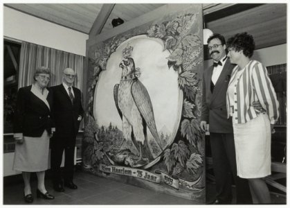 Het personeel van drankenhandel Rieu biedt de directie een schilderij van Frits Damave aan vanwege het 75-jarig bestaan. NL-HlmNHA 54034043
