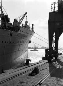Het schip MS Baloeran ligt aangemeerd aan de kade in Rotterdam, Bestanddeelnr 191-0269