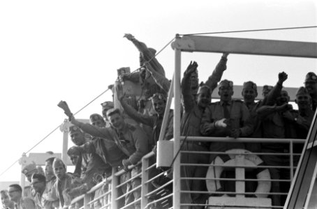 Het schip Groote Beer vertrekt met troepen vanuit Hoek van Holland naar Nieuw Gu, Bestanddeelnr 911-6357