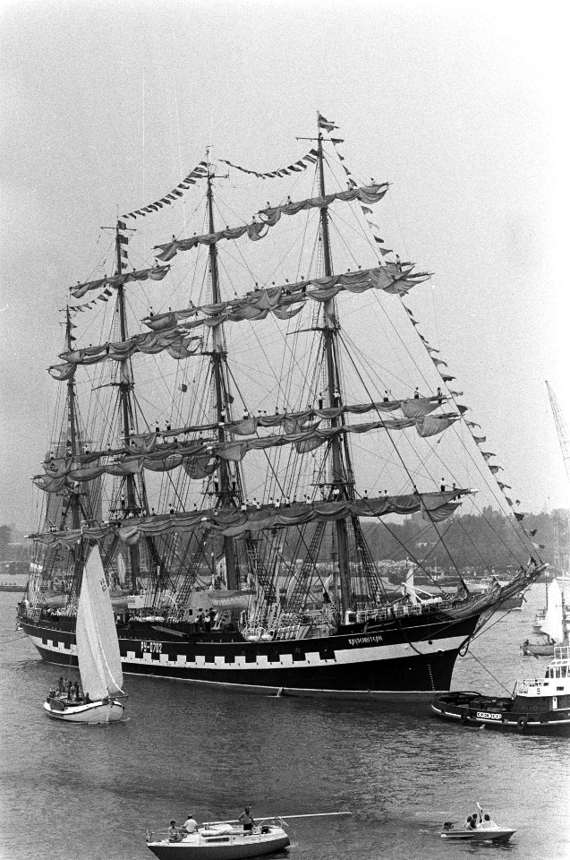 Het Russische schip de Krusenstern met vlaggen opgetuigd, Bestanddeelnr 928-1024