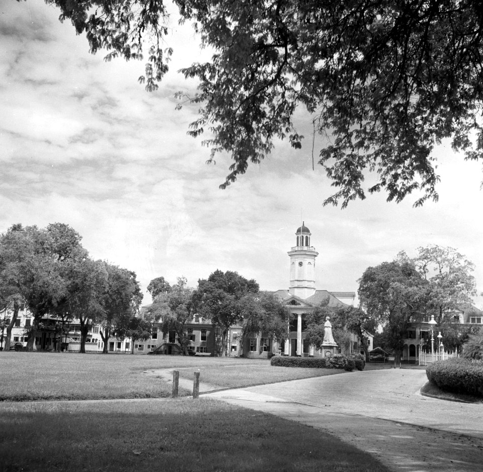 Het Gouvernementsplein met het Department van Financiën in Paramaribo, Bestanddeelnr 252-6082