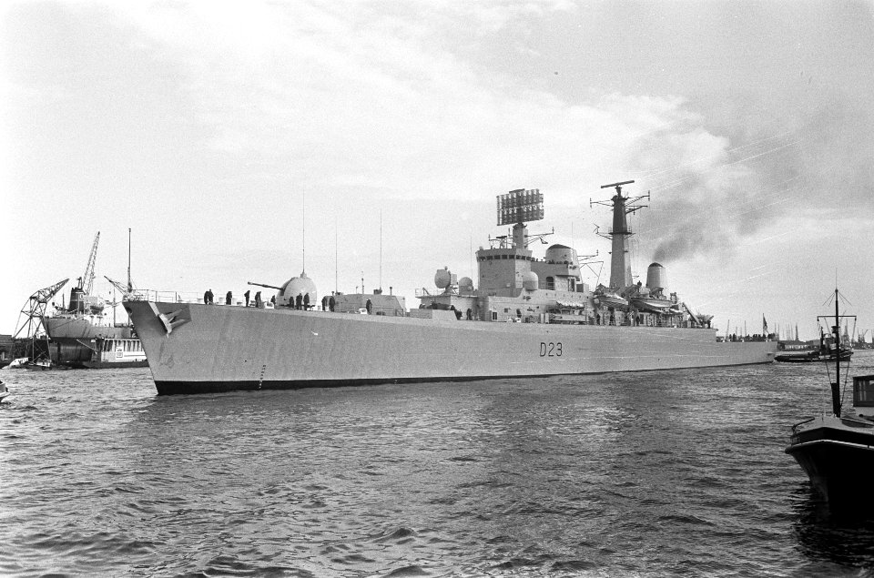 Het schip vervolgt zijn weg door de haven, Bestanddeelnr 926-8264