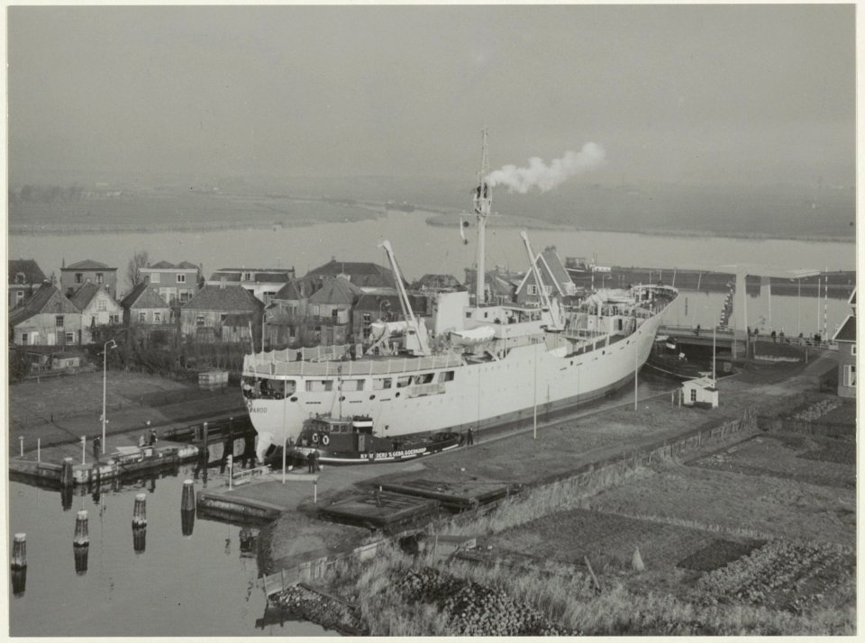 Het schutten vanhet motorschip 'Pp' in de Grote Sluis in Spaarndam ziende naar het noordwesten. NL-HlmNHA 54005563