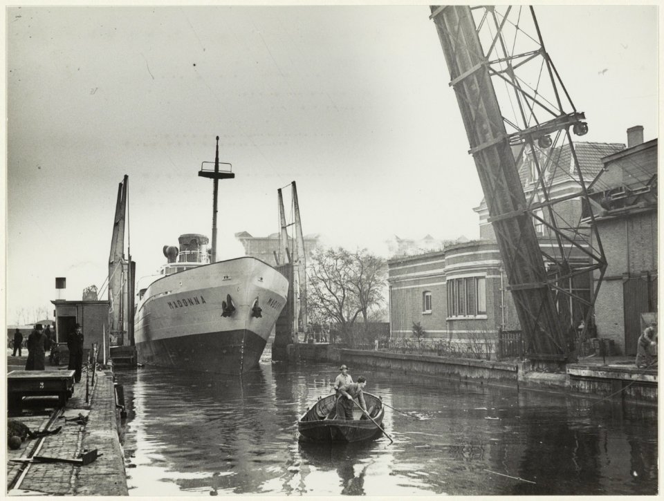 Het schip Madonna verlaat scheepswerf 'Holland Nautic'. NL-HlmNHA 54005495