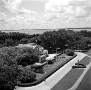 Het Gouvernementspaleis aan het Gouvernementsplein in Paramaribo, gezien vanaf h, Bestanddeelnr 252-6091